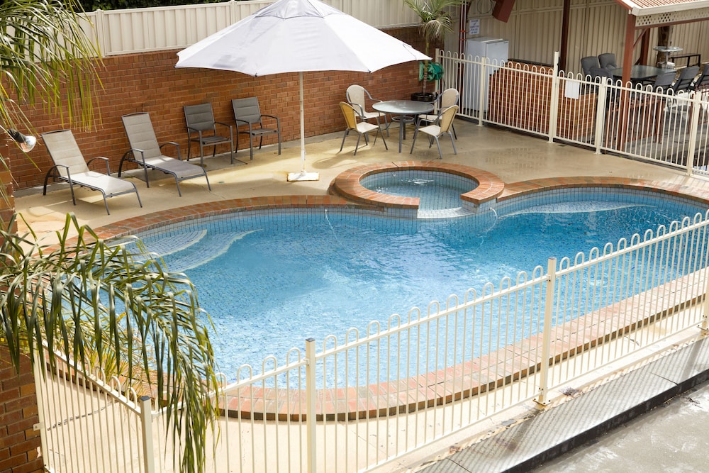 Courtyard Motor Inn 8/36