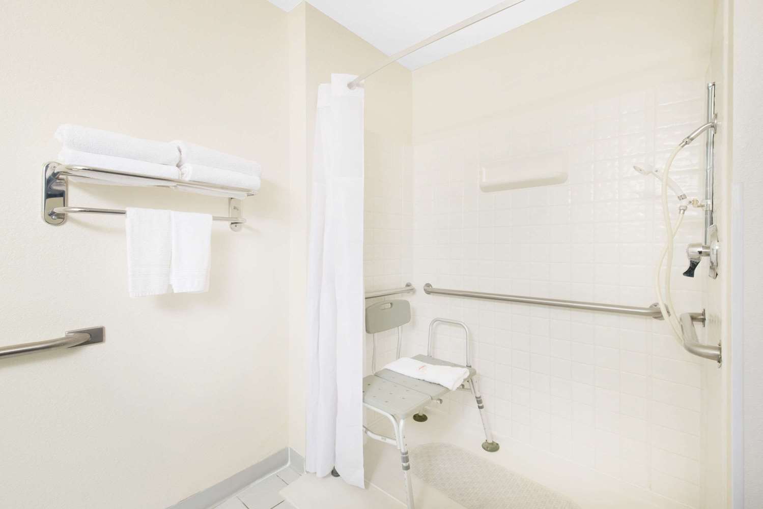 Days Inn & Suites by Wyndham Fargo 19th Ave/Airport Dome 25/26