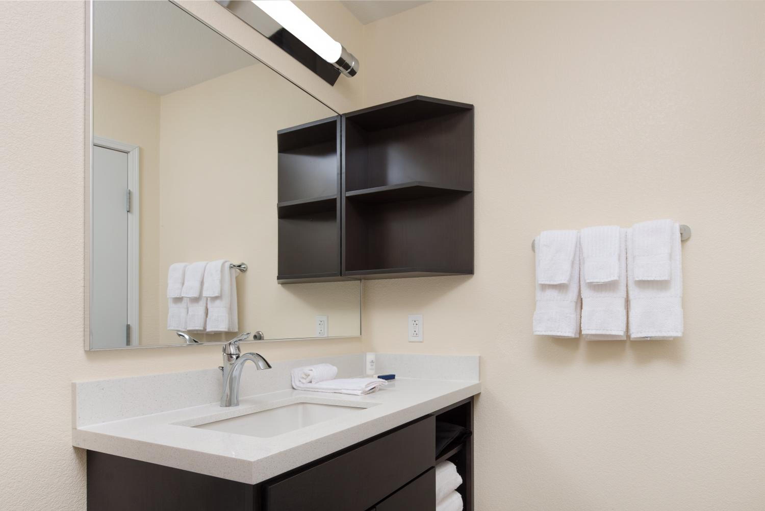 جناح بسرير كينج بغرفة نوم واحدة مع أريكة، Candlewood Suites Columbia East 3/4