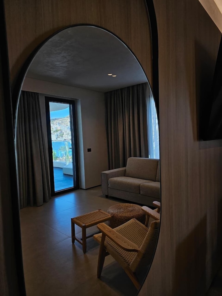 Lion Gate Hotel 28/50