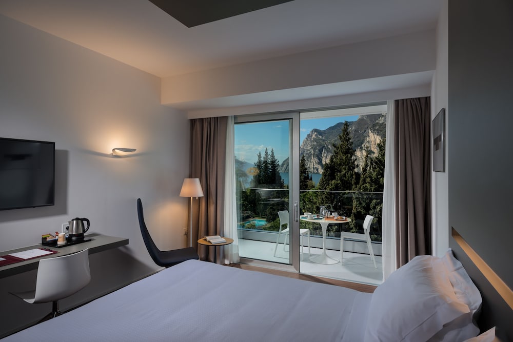 DELUXE, LAKE VIEW