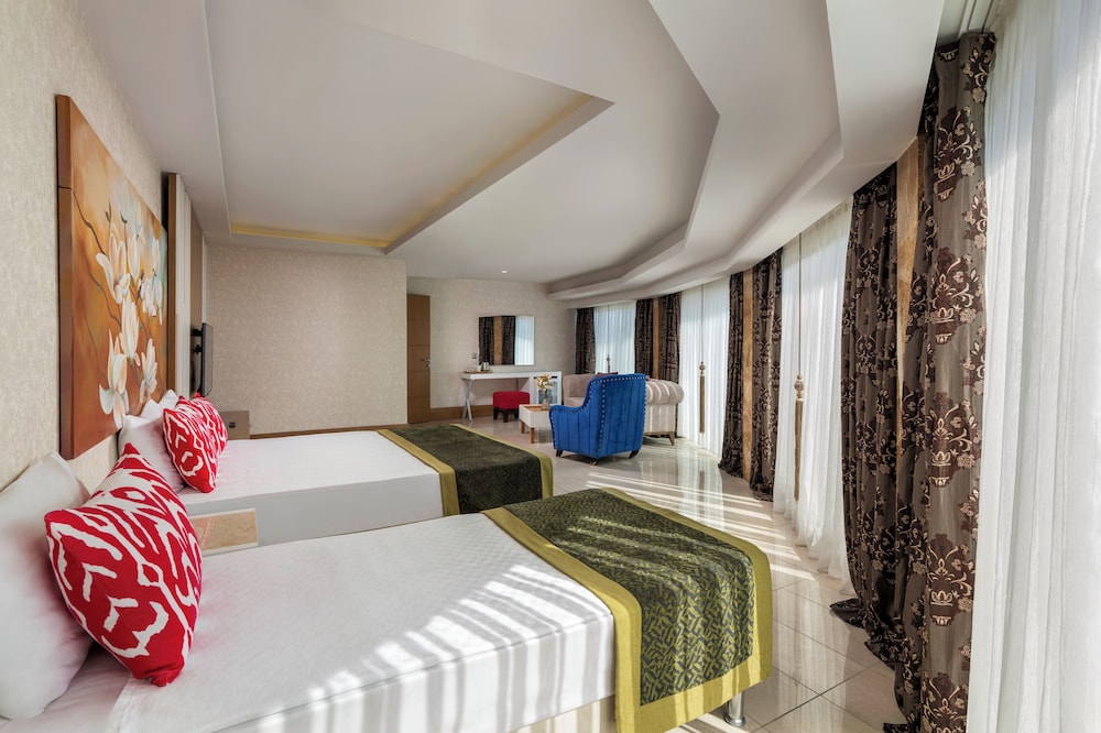 جناح بسرير كينج وسرير مزدوج وسريرين منفصلين بإطلالة على البحر بجاكوزي، Orange County Alanya 2/10