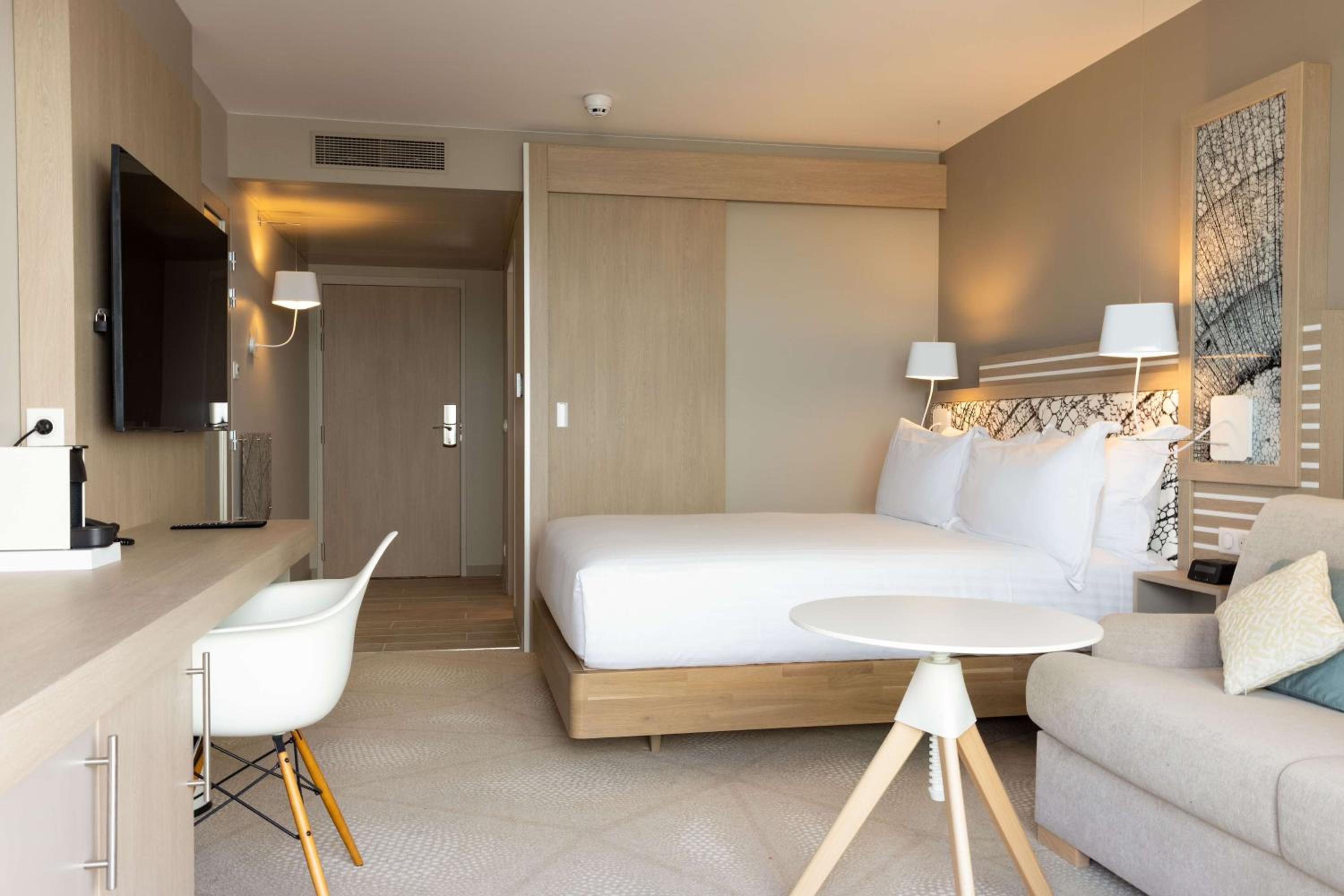 ROOM, KING BED, PARTIAL SEA VIEW, SOFA, BALCONY
