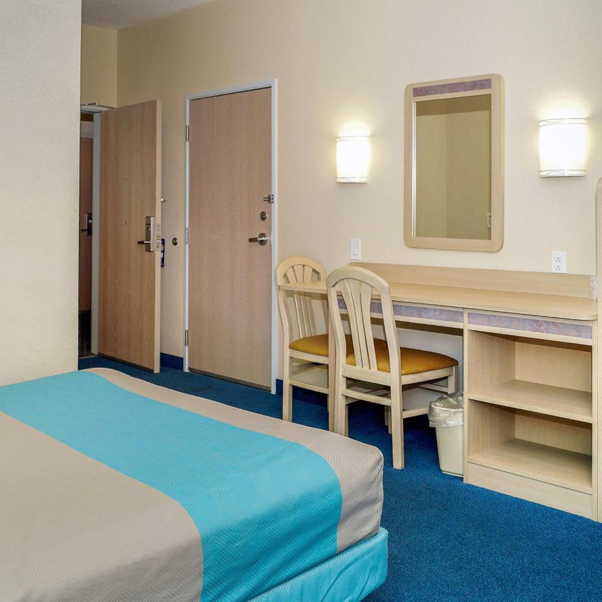 غرفة بسرير كوين، Motel6 Peterborough, ON 5/7