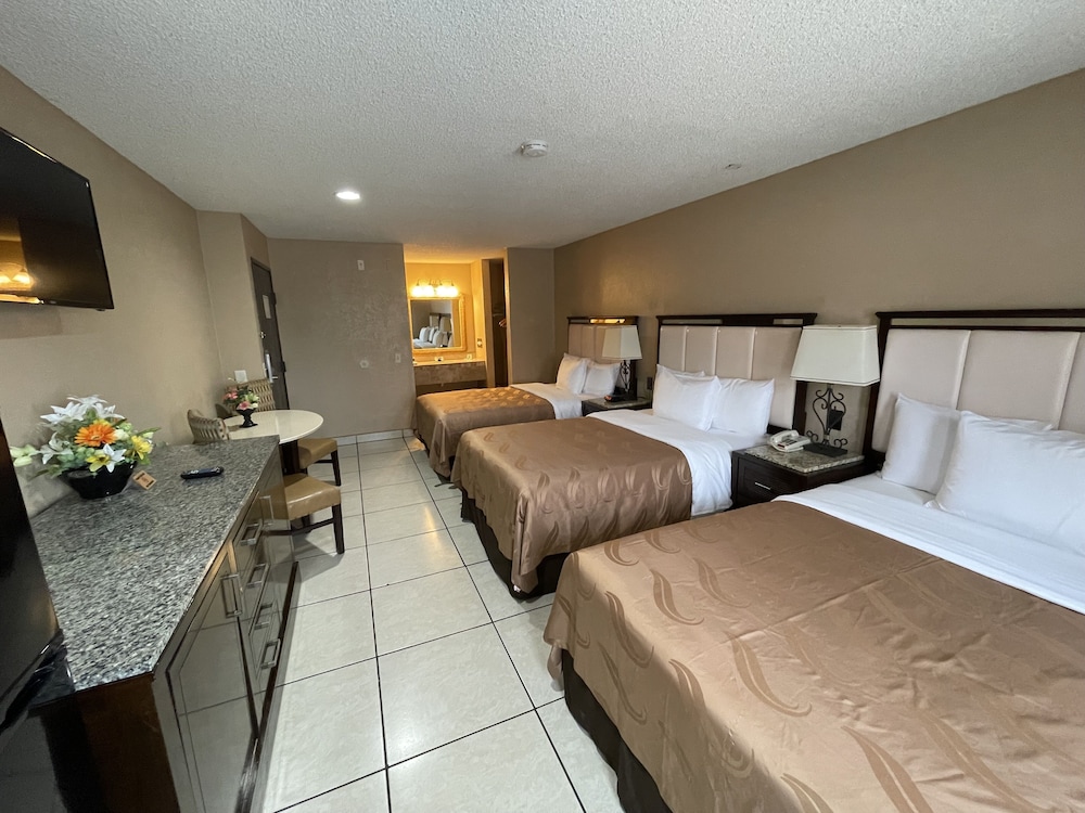 Quality Inn Suites Near the Border 25/67