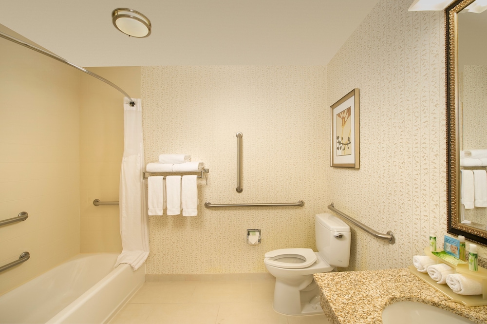 Holiday Inn Express Suites Alexandria Fort Belvoir 12/73