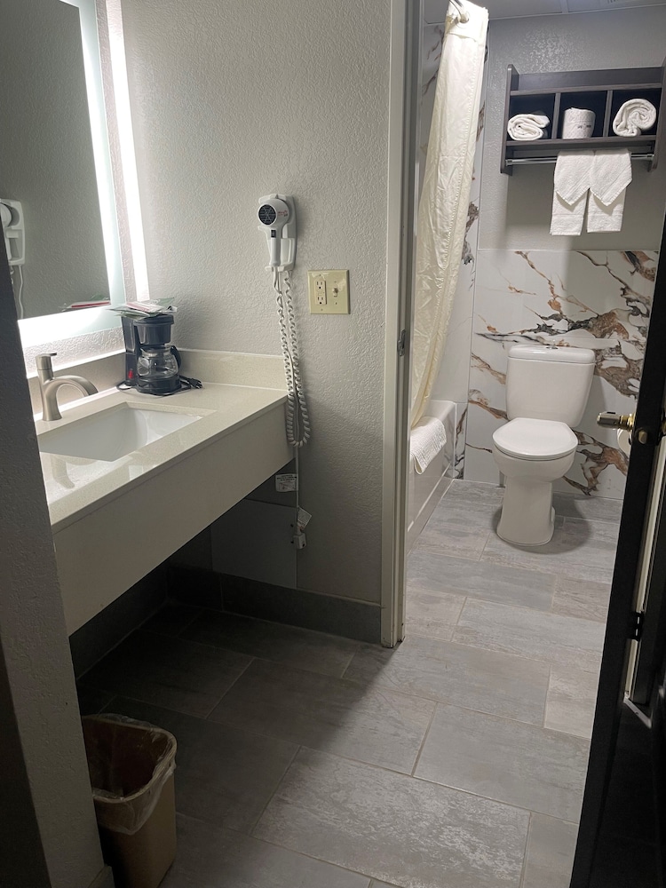 HomeTown Inn and Suites Belle Plaine 19/65