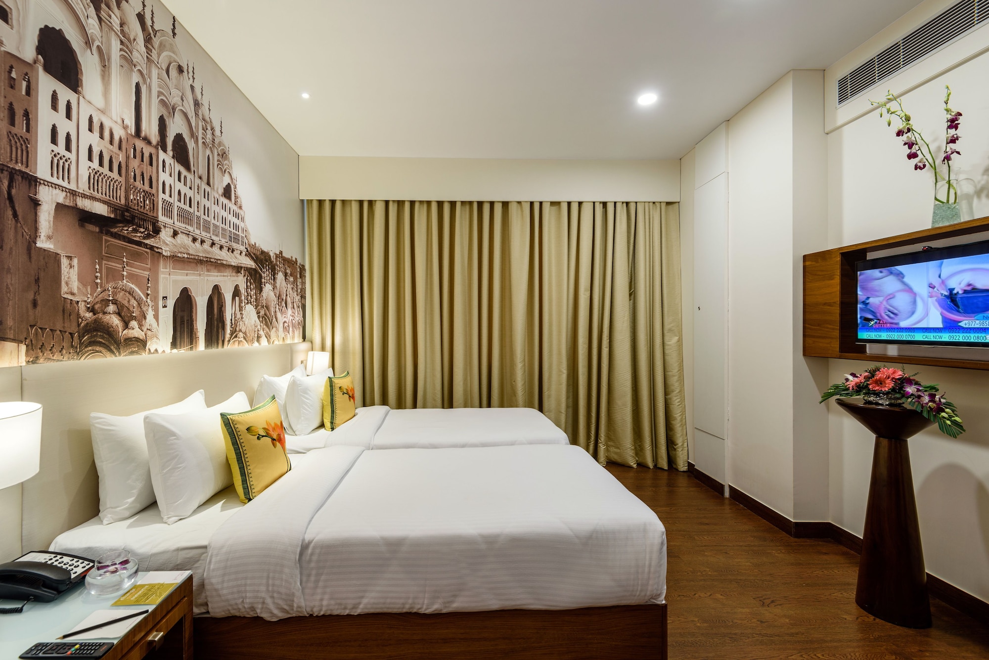 DELUXE, TWIN BEDS