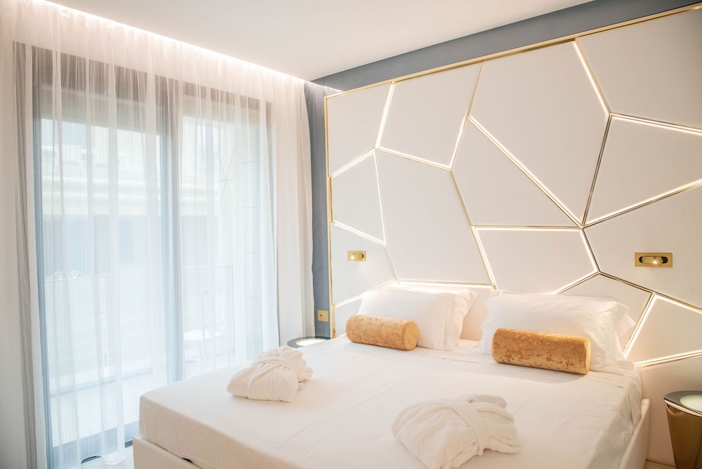 SUPERIOR, KING BED, PARTIAL SEA VIEW, BALCONY
