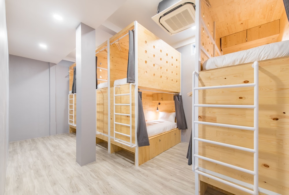 Nornyaowarat Hostel 21/29