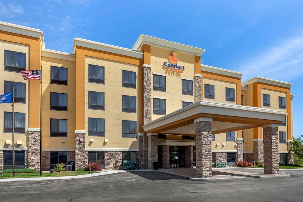 Comfort Suites Oshkosh, WI 1/32