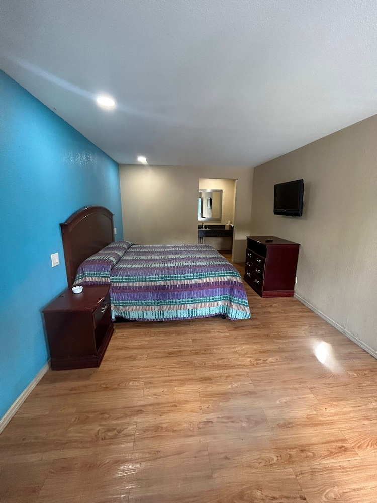 OYO Blue Star Inn 43/65