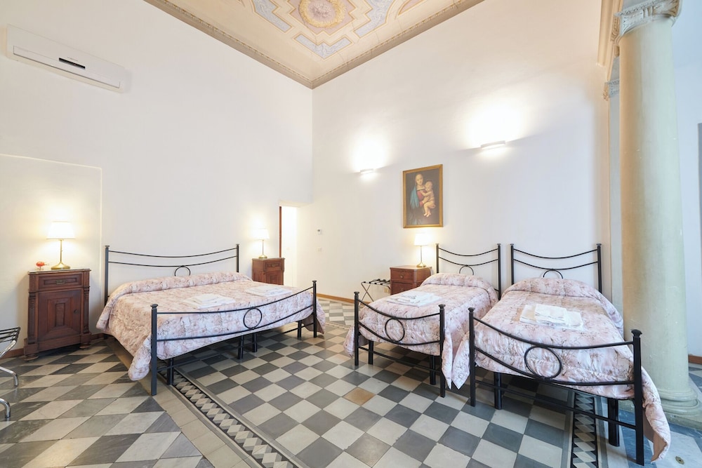 ROOM, QUADRUPLE