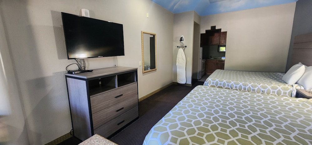 Room, 2 King Beds, Kitchenette, Accessible 6/10