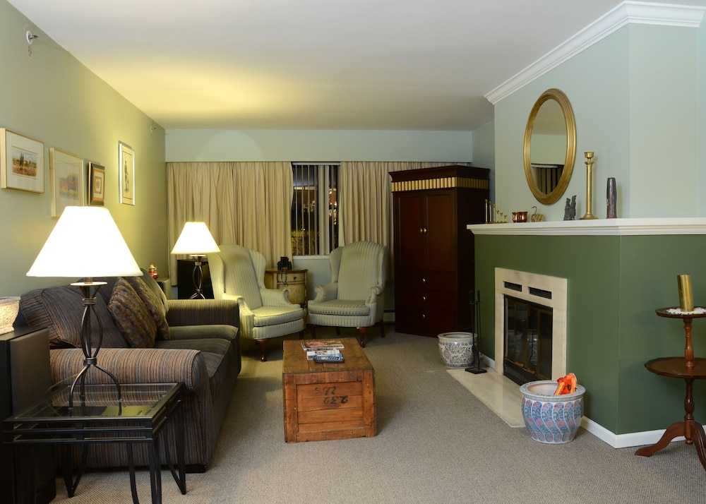 The Rosellen Suites At Stanley Park 50/74