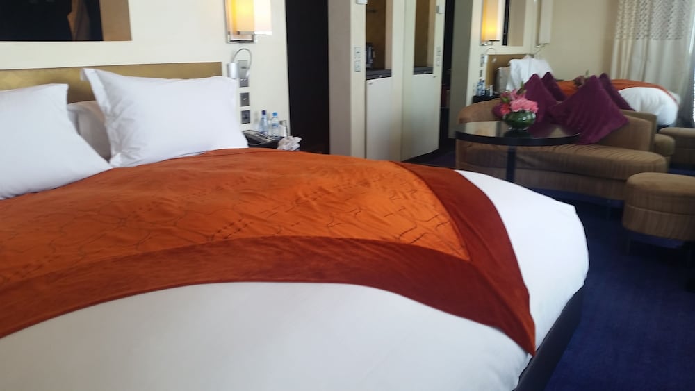 Medina, Luxury, King Bed, Ocean and Mosque View