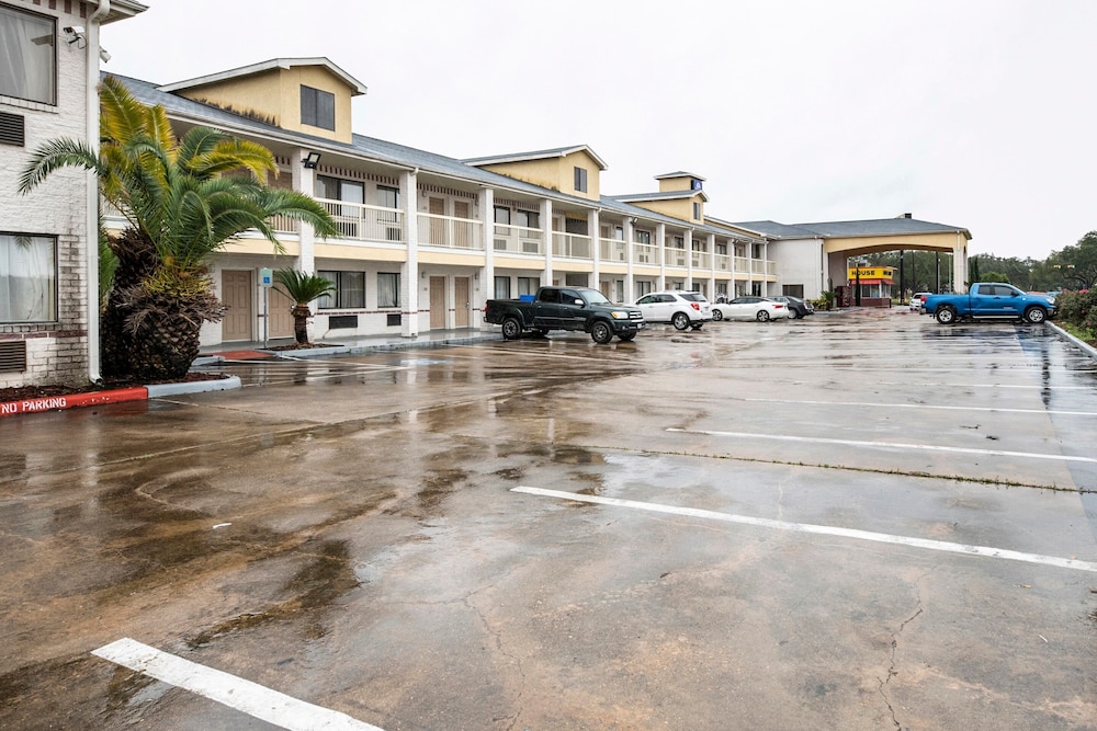 OYO Hotel Stafford TX I-69 North 4/42