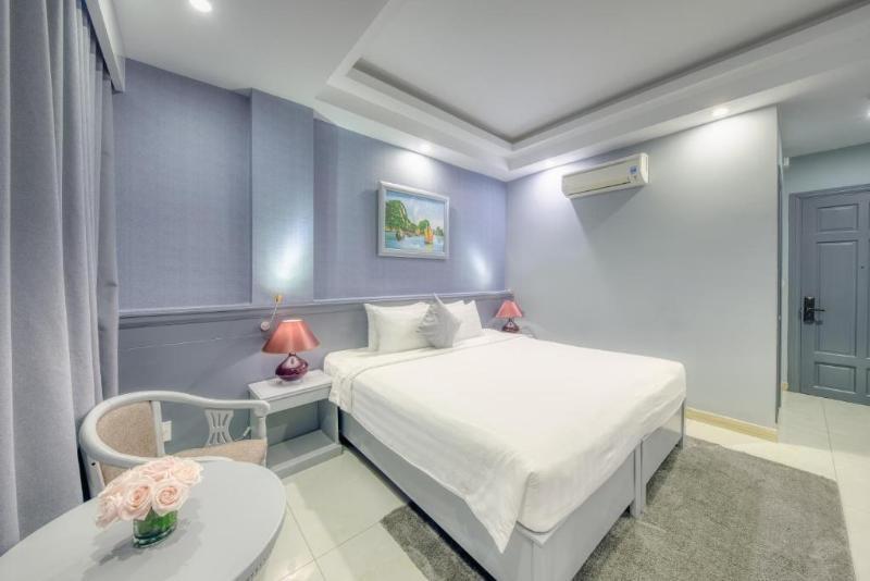 Superior, Twin Beds, Mountain and Pool View