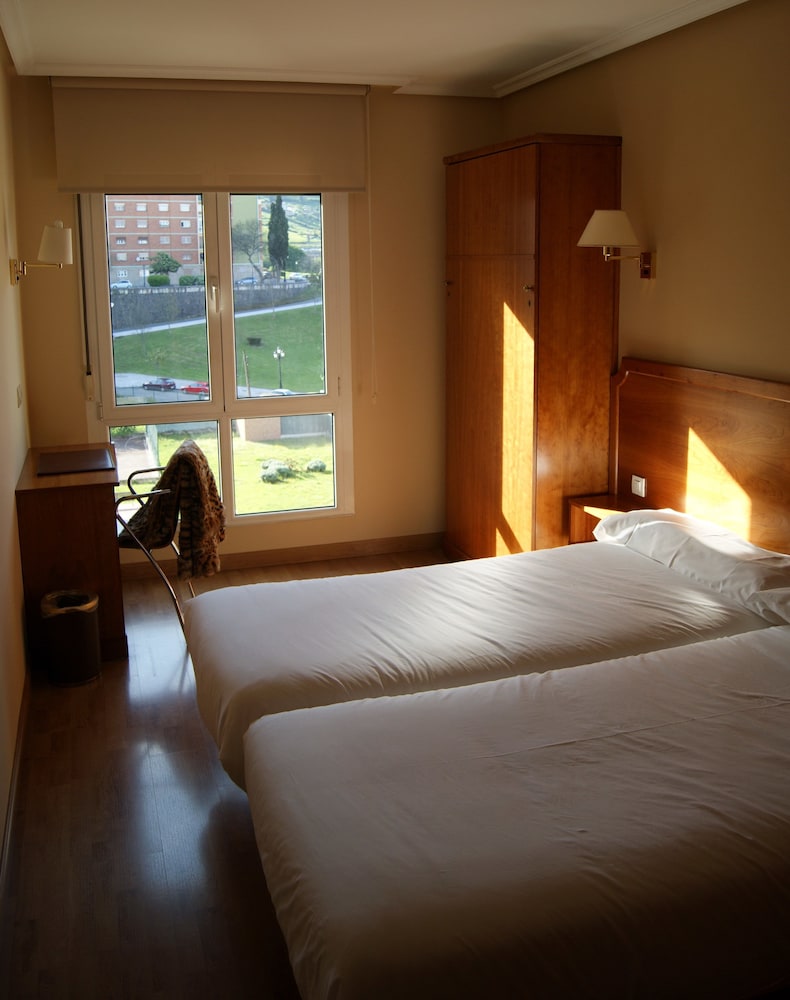 ROOM, TWIN BEDS