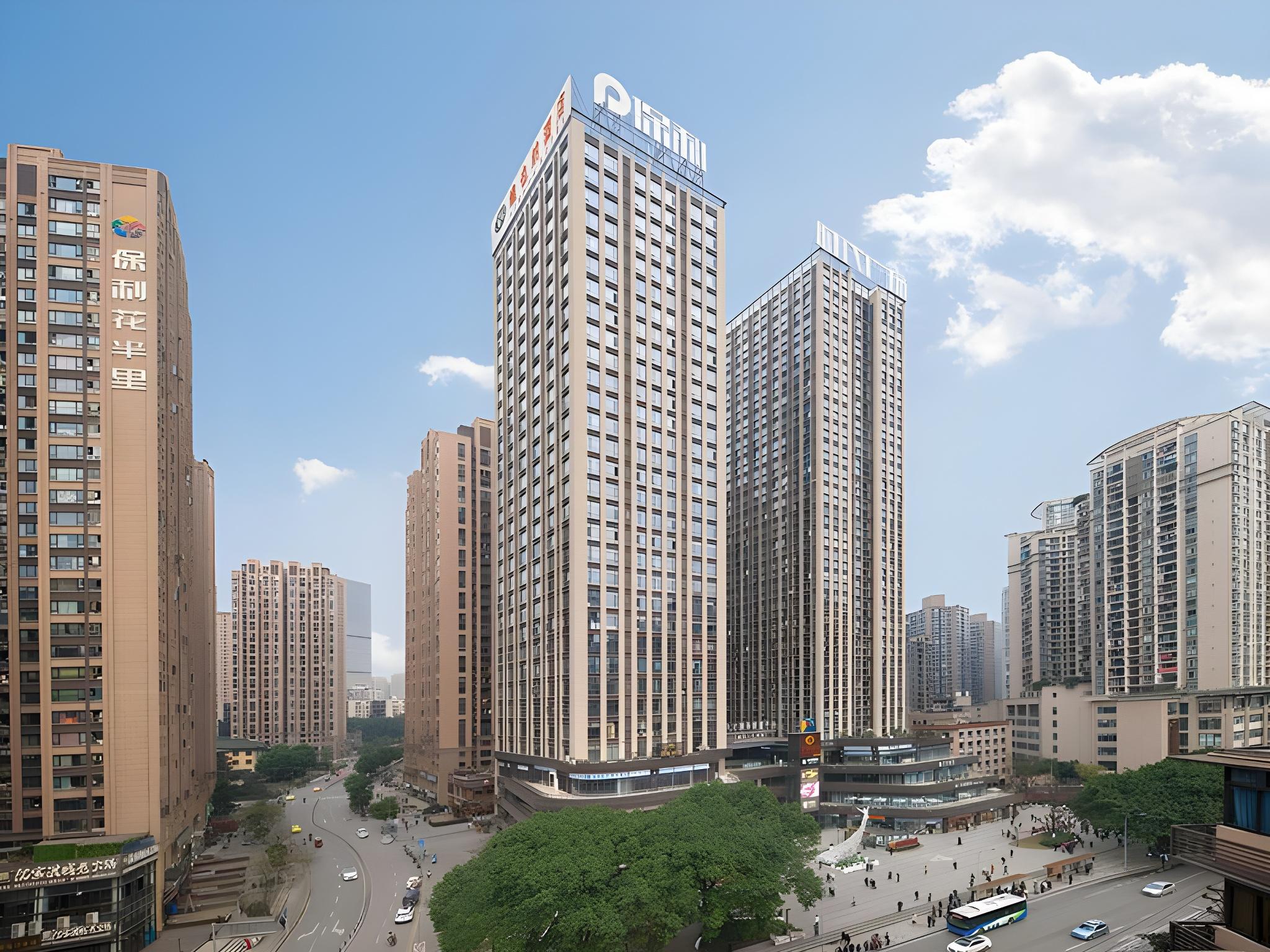 Vienna Hotel (Chongqing Yangjiaping Pedestrian Street Light Rail Station) 8/50