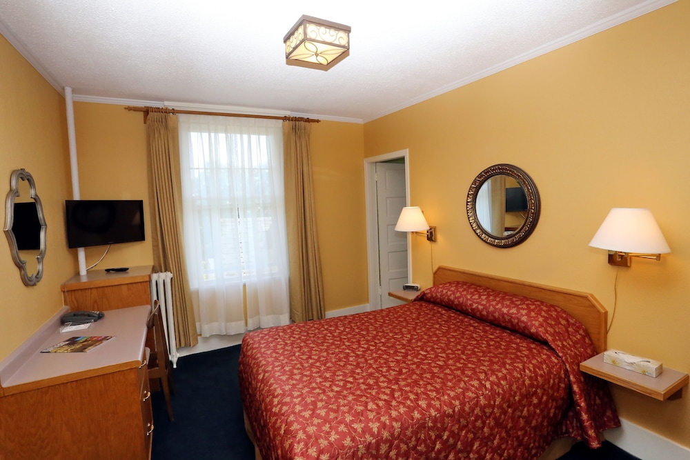 James Bay Inn Hotel Suites Cottage 47/74