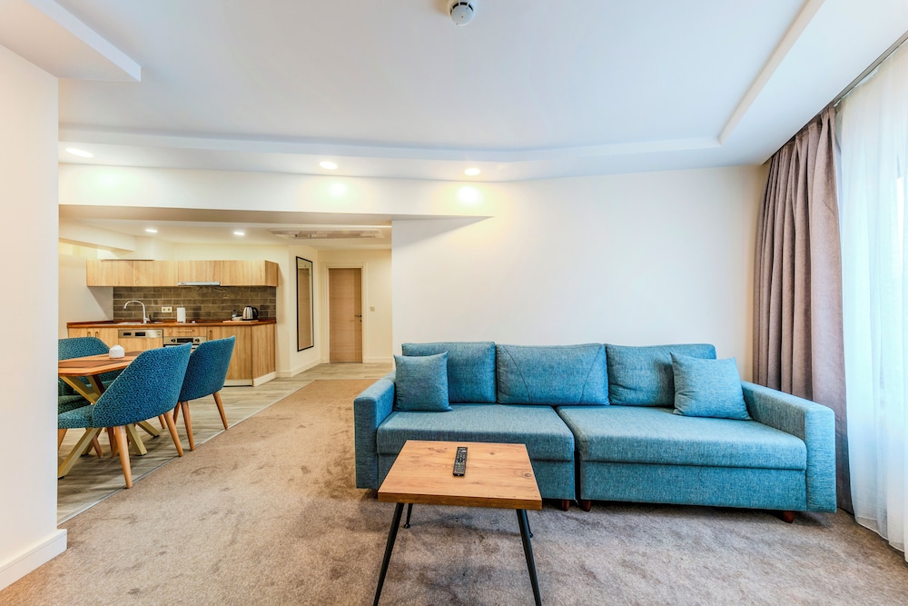 Roys Hotel & Suites 30/50
