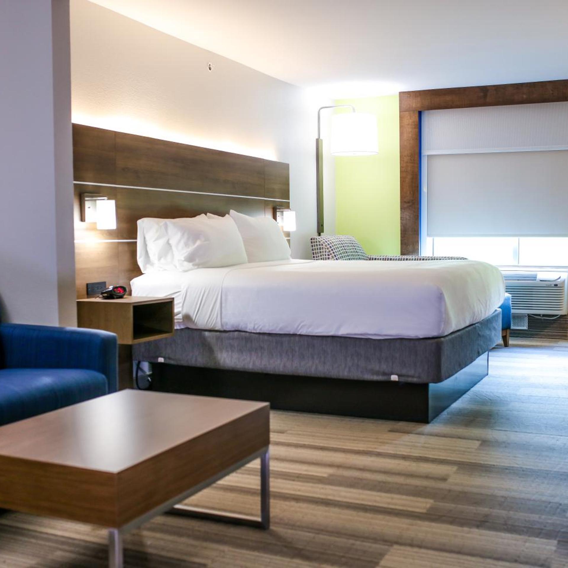 غرفة قياسية بسرير كينج مع أريكة، Holiday Inn Express Hotel And Suites Memphis Germantown 5/5