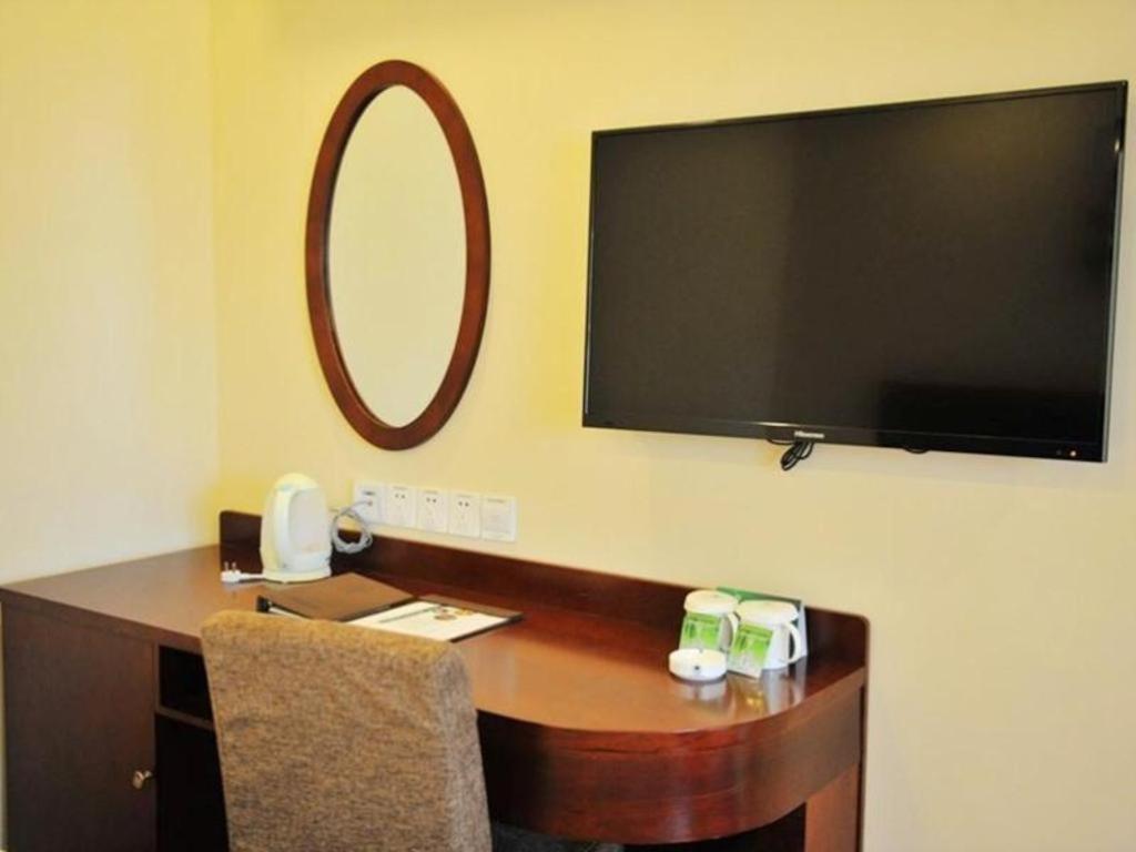GreenTree Inn Qingdao Licang District Shuyuan Road Da Weng Plaza Express Hotel 44/50