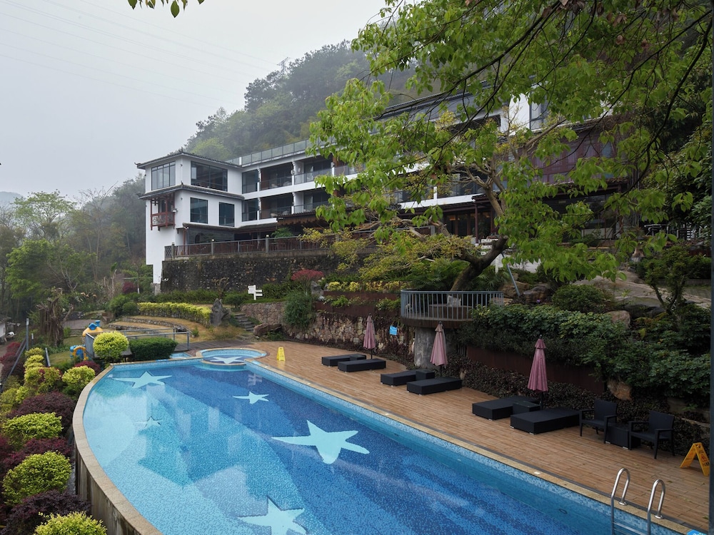 Li River Retreat Guangxi 70/74