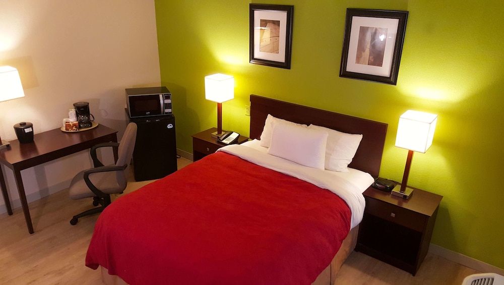 Airport Waterfront Inn 15/59