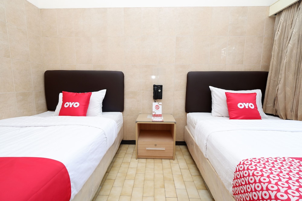 غرفة قياسية بسريرين منفصلين