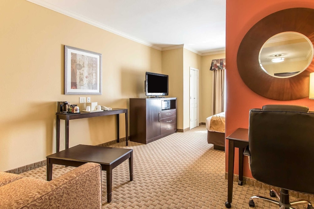Comfort Suites Lawton Near Fort Sill 37/56