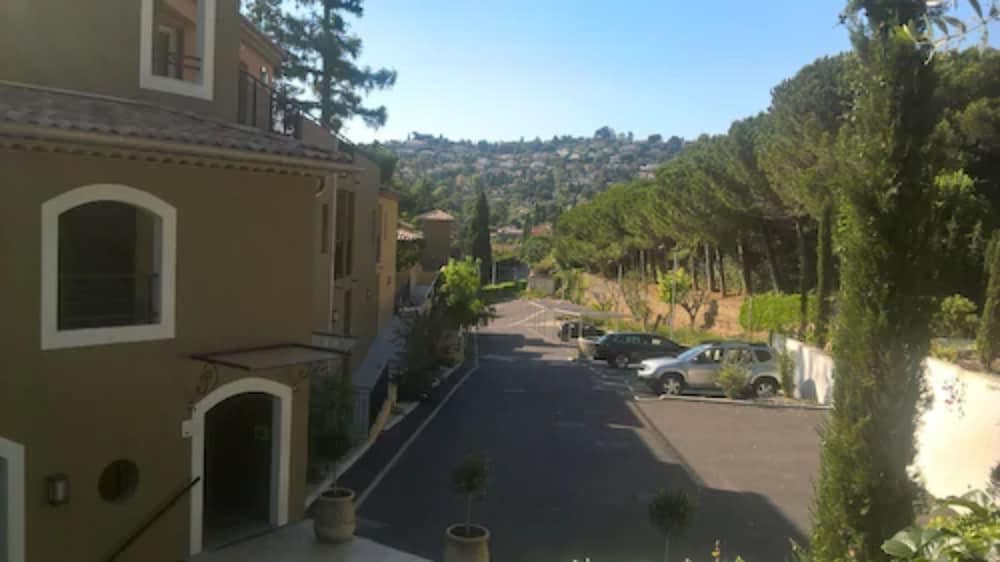 Adonis Mougins 52/54