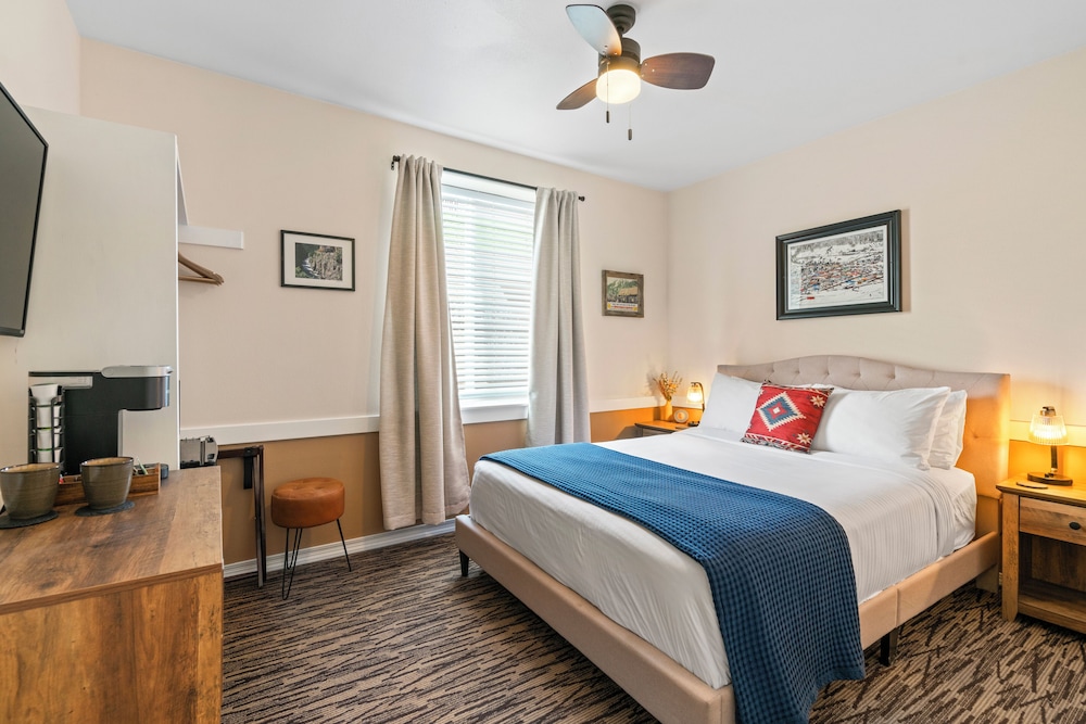 The Bent Elbow Hotel and Restaurant 9/40