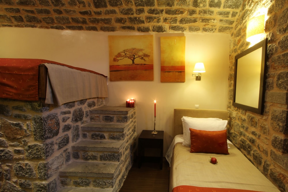 MEDIEVAL CASTLE SUITES TRADITIONAL 16/50