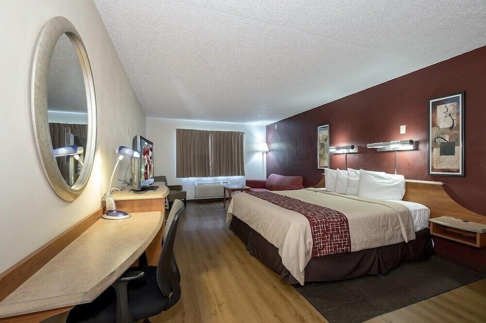 Red Roof Inn and Suites Cleveland - Elyria 32/64