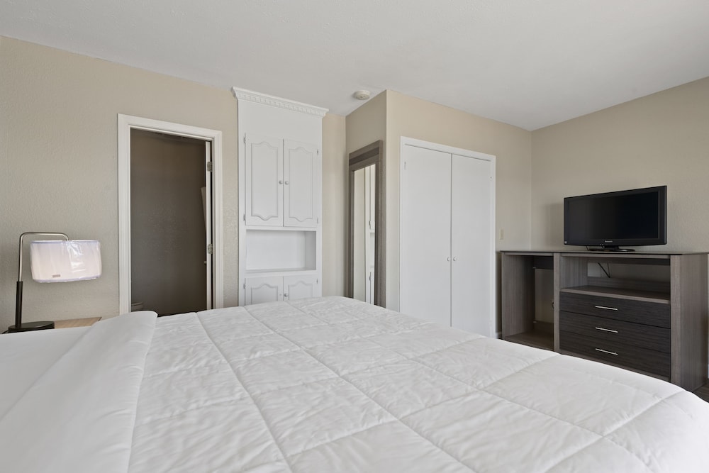 Ocean Crest Inn and Suites 38/51