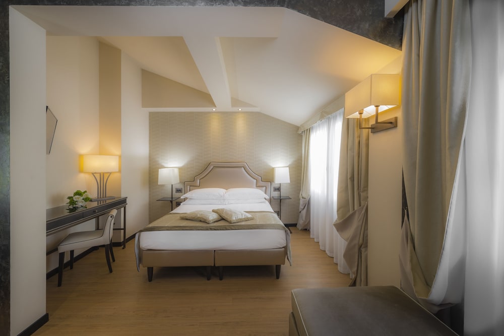 Inner, Charming, Triple, Queen Bed, with View, Sofa