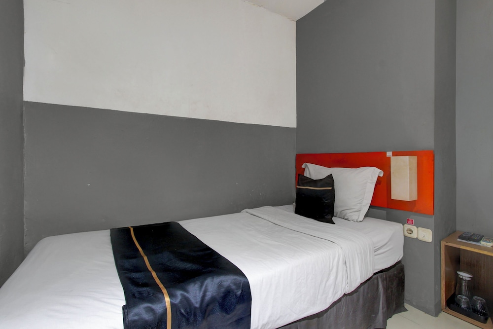 Room at Collection O Near Exit Toll Gayamsari Formerly Buva Hotel, SEMARANG