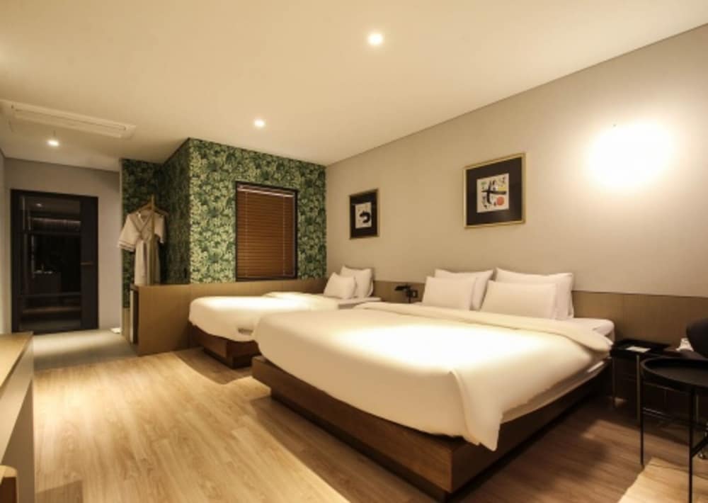 ROYAL, SUITE, TWIN BEDS