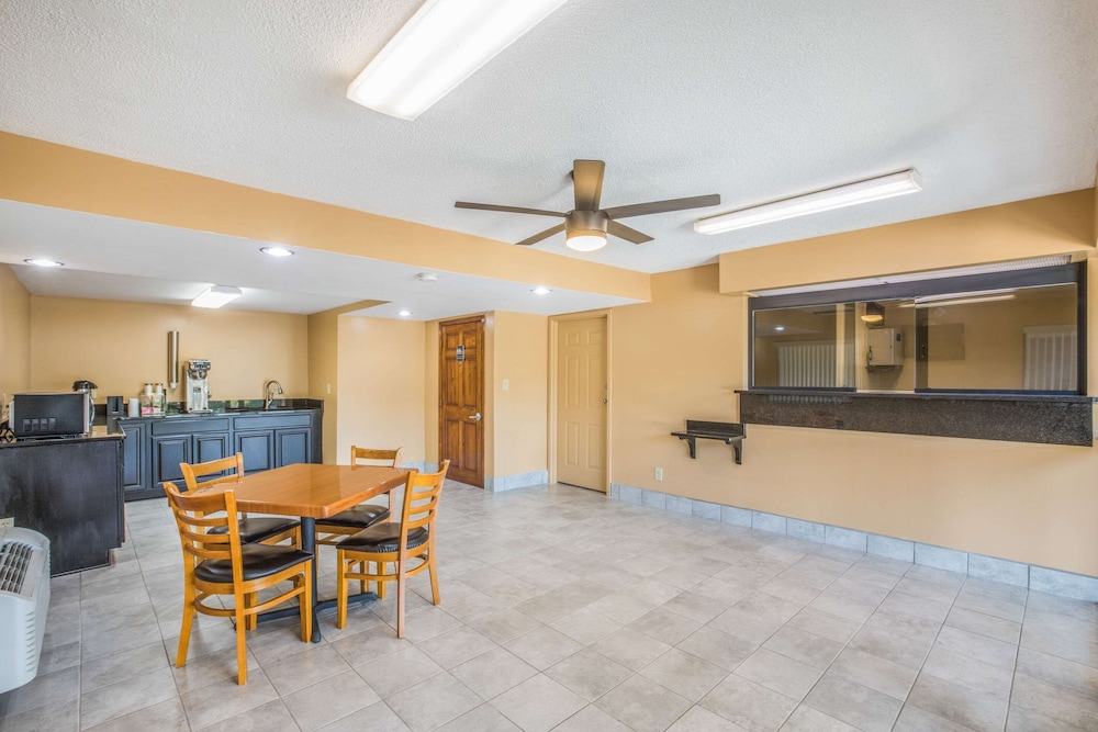 Rodeway Inn and Suites Macon 30/45
