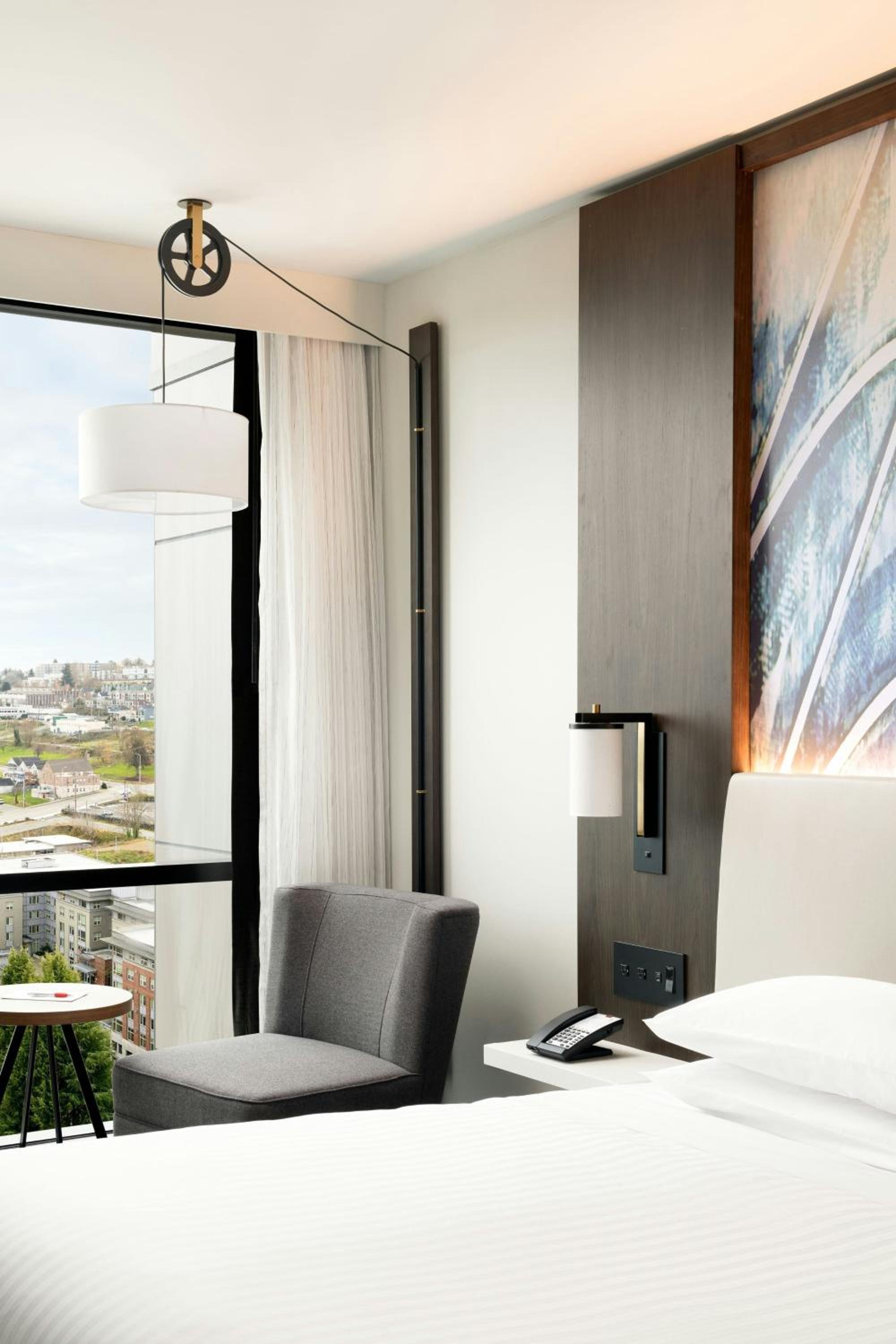 Guest Room, King Bed, City View, High Floor