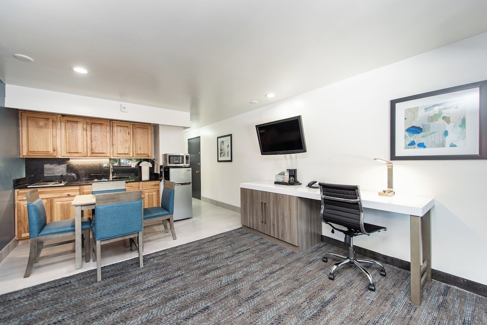 Oyster Bay Inn & Suites 57/70