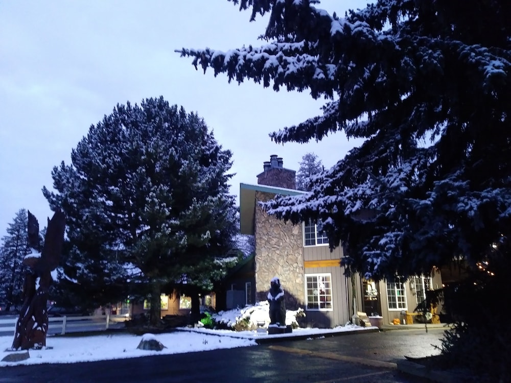 Chalet Motel Whitefish 2/64