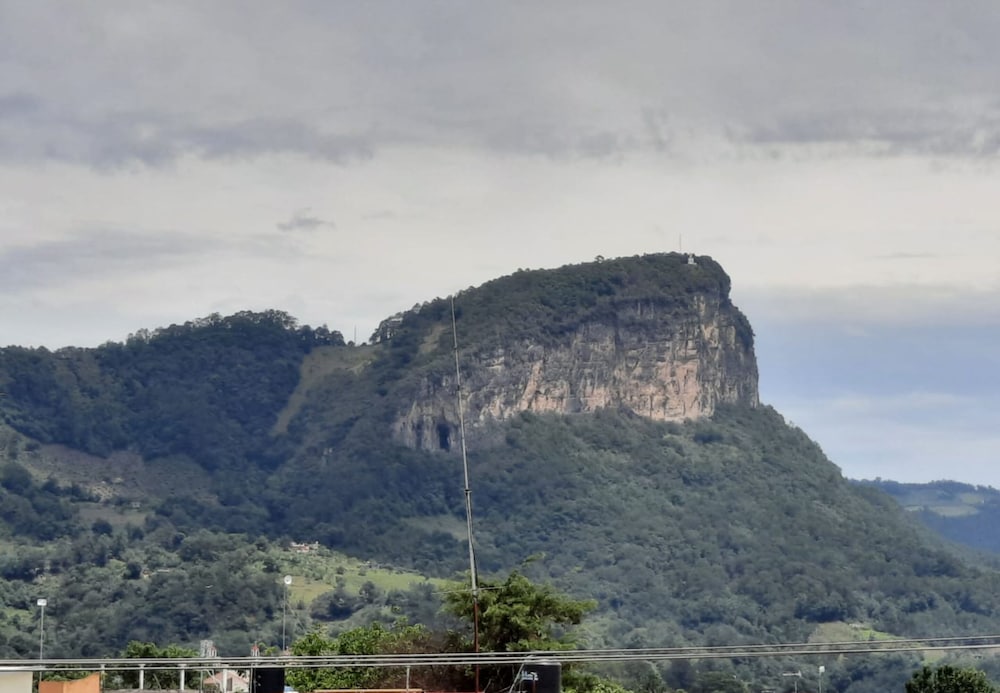 Hotel & Suites Cerro Rojo 60/68