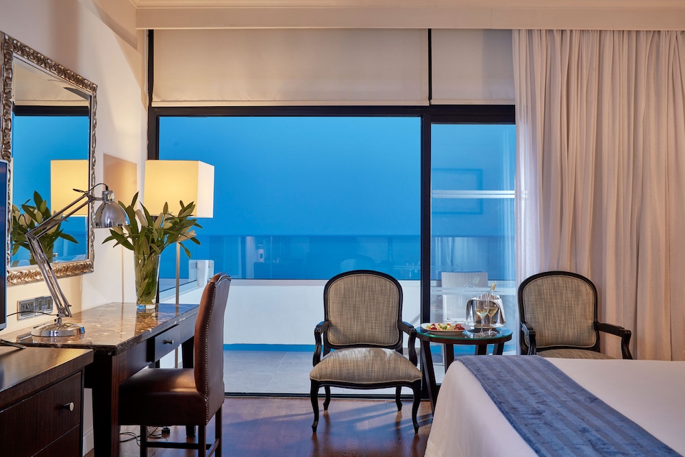 Grecian Bay Hotel 31/75