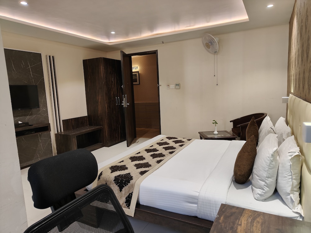 Pinnacle by Click Hotels, Lucknow 33/63
