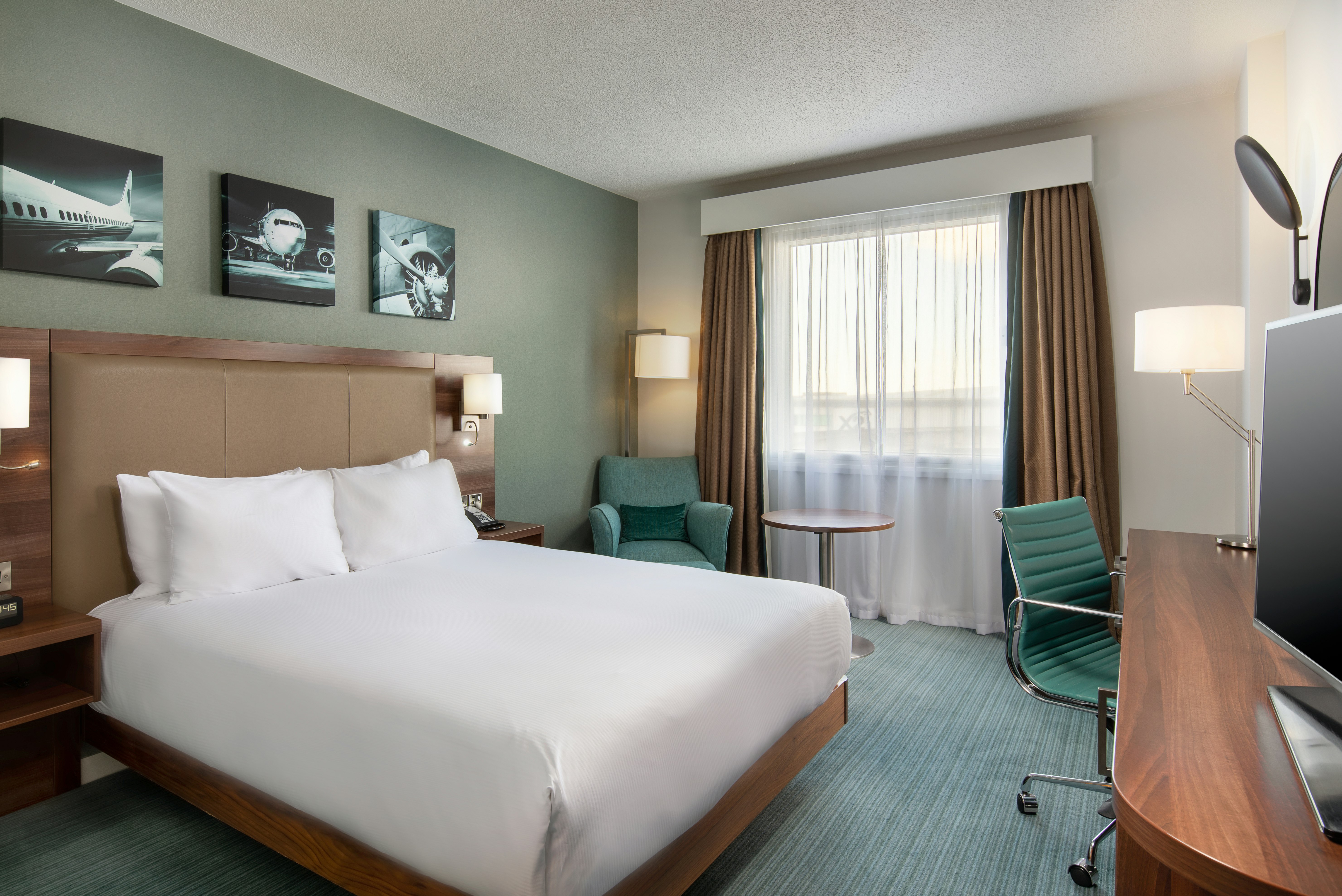 ROOM, QUEEN BED