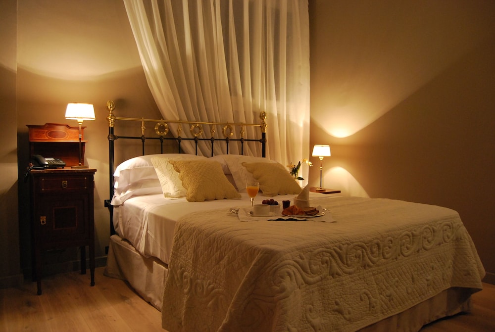 ROOM, DOUBLE BED, COURTYARD VIEW