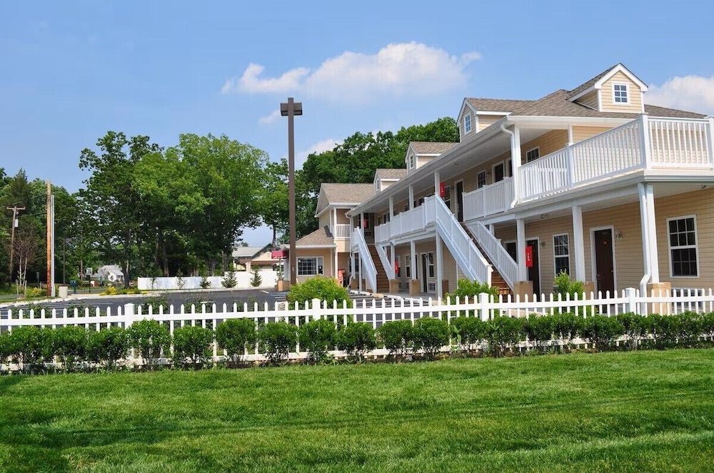 At 9 Motel Near Freehold I-195 27/38